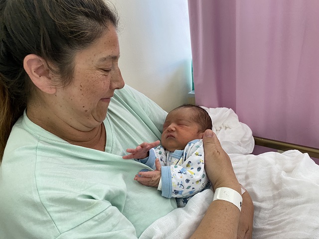 Sebastián es el Nombre del Primer Bebé Nacido en 2024 en el Hospital de Linares