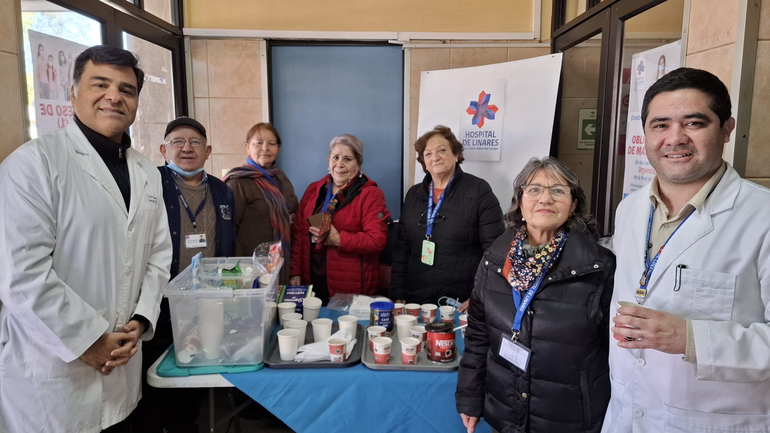 Agrupación de Jubilados del Hospital de Linares entrega café solidario para acompañar a usuarios del Servicio de Emergencia