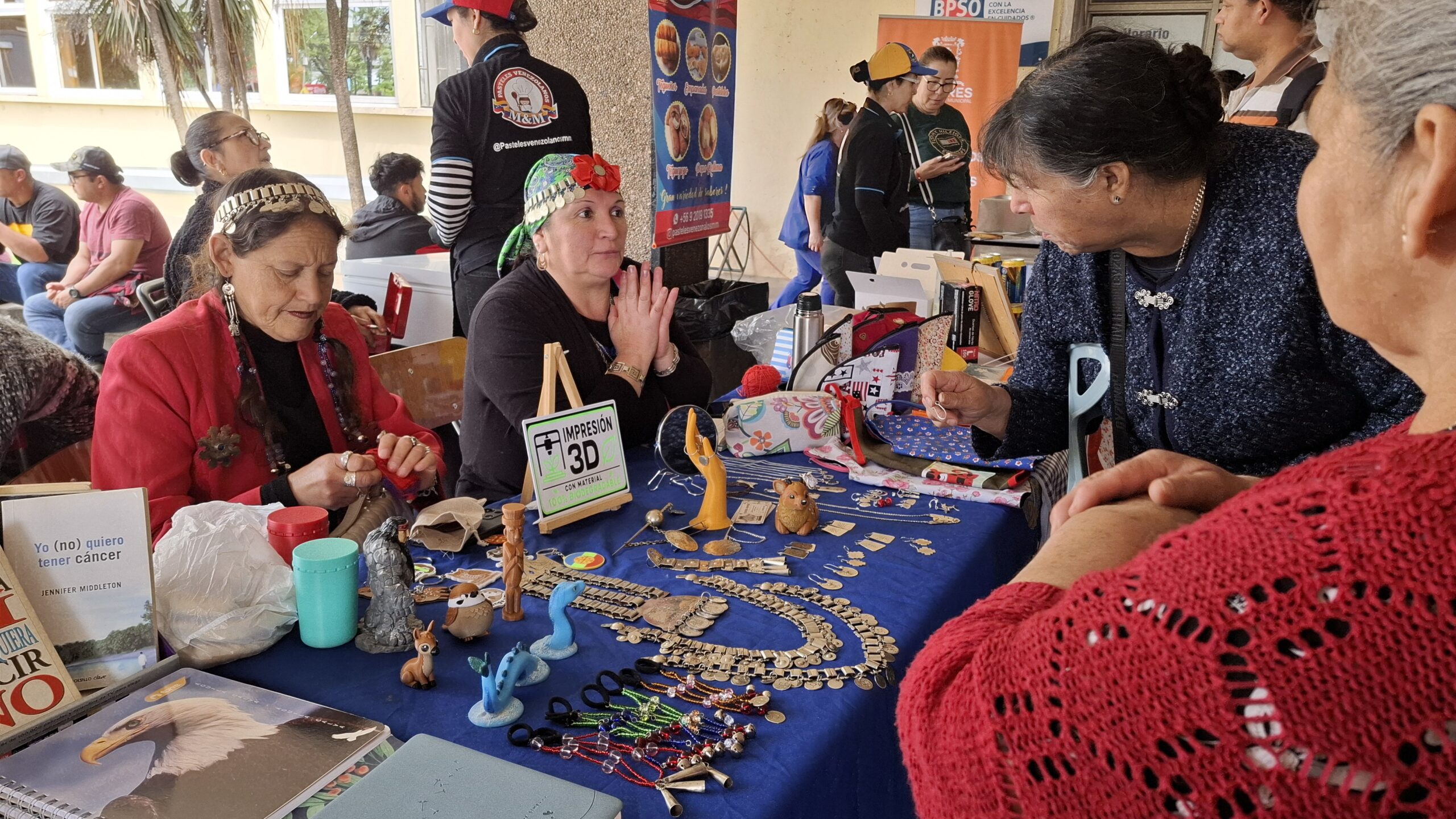 Hospital de Linares abrió sus puertas al emprendimiento y la diversidad cultural con Feria “Mundo Emprende”